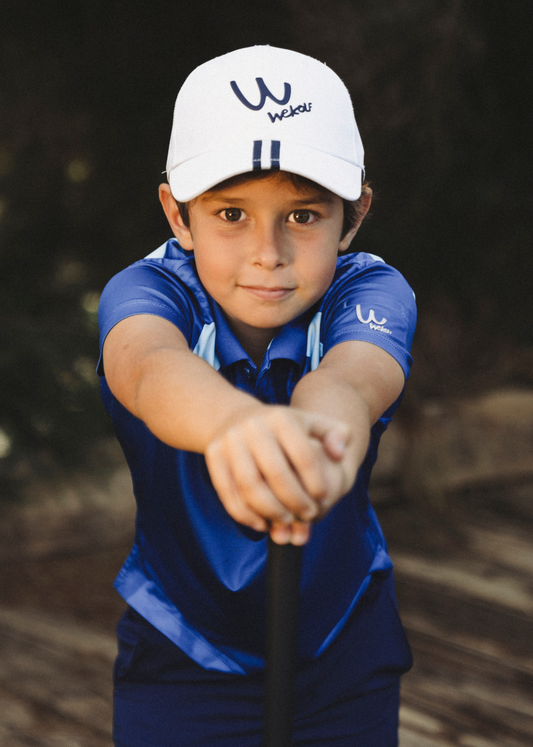 Gorra de golf blanca con detalle azul para niño