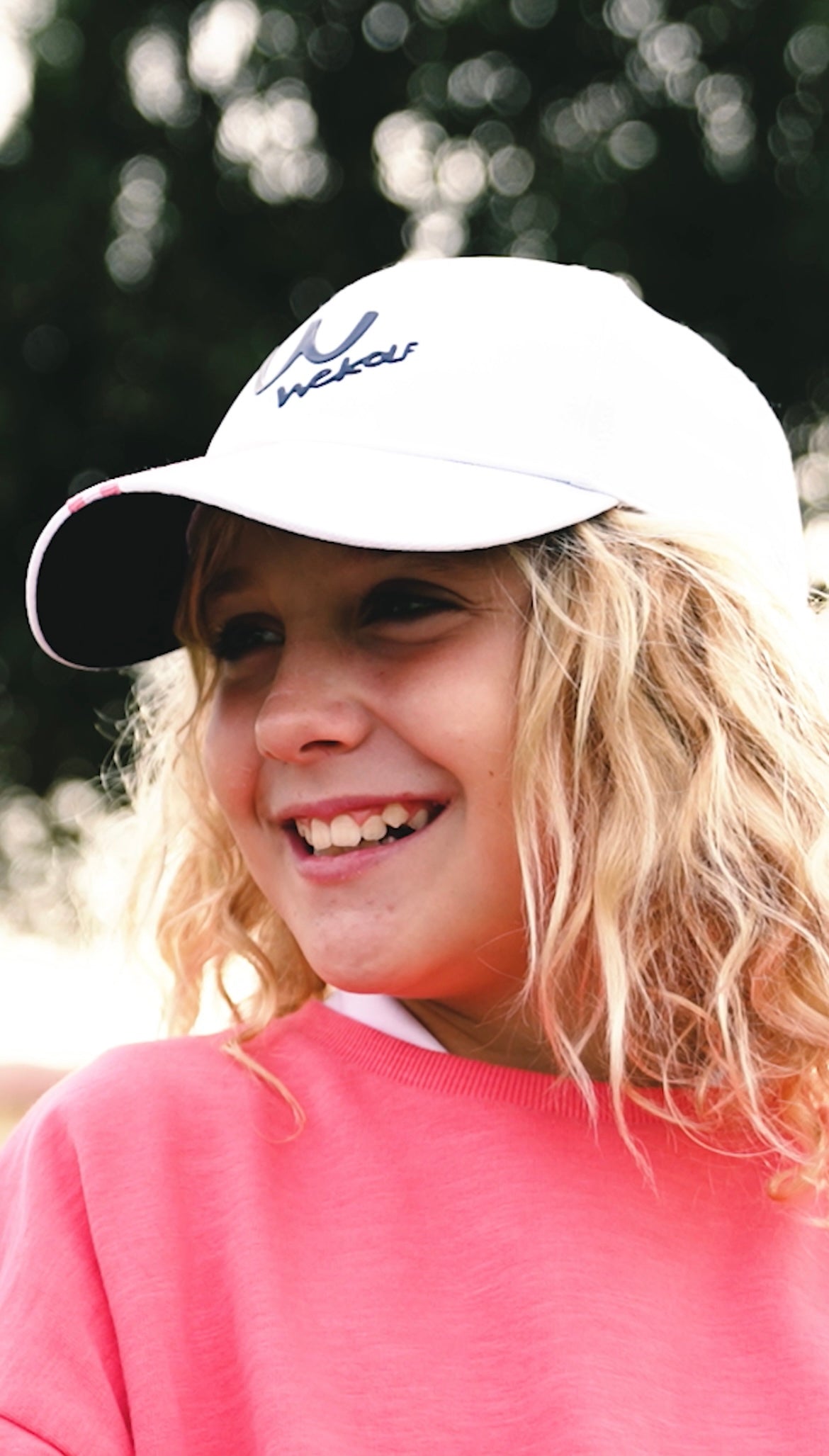 Gorra de golf blanca con detalle rosa para niños